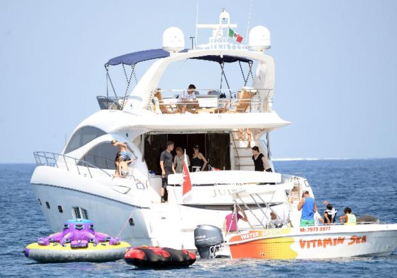 Angelina Jolie ve Brad Pitt çocuklarıyla bilikte balayına çıktı 