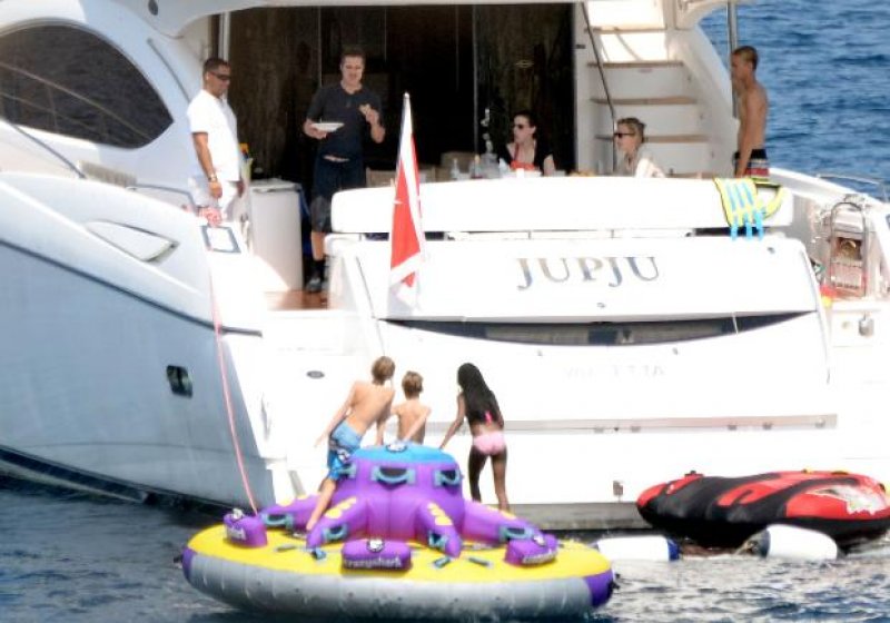 Angelina Jolie ve Brad Pitt çocuklarıyla bilikte balayına çıktı 