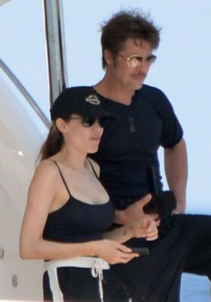 Angelina Jolie ve Brad Pitt çocuklarıyla bilikte balayına çıktı 