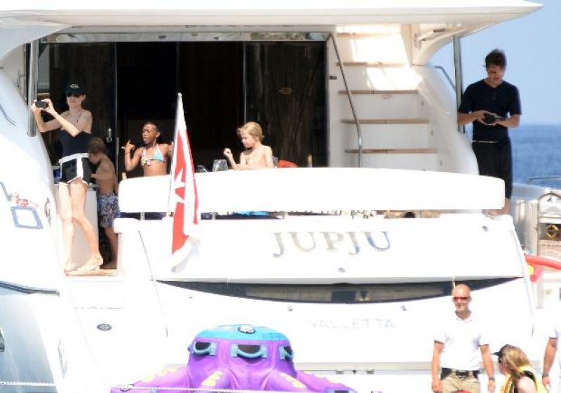 Angelina Jolie ve Brad Pitt çocuklarıyla bilikte balayına çıktı 