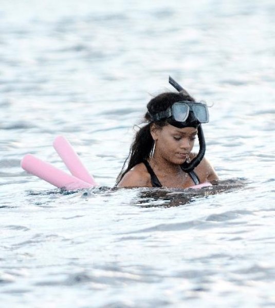 Rihanna denizden korkuyor