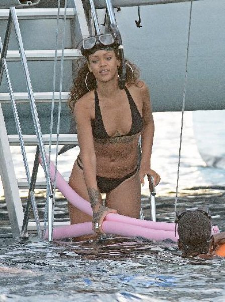 Rihanna denizden korkuyor