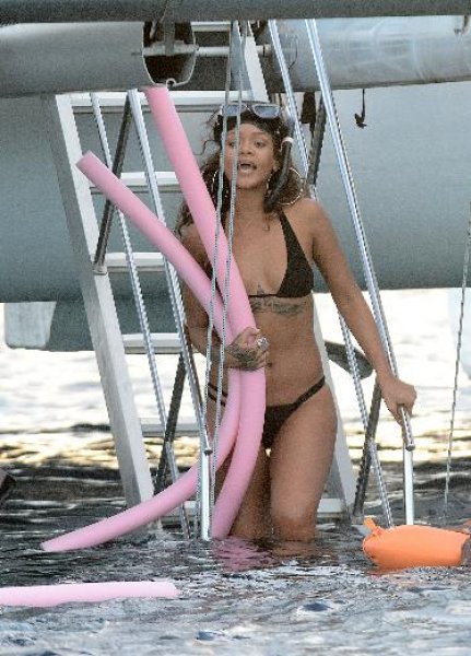 Rihanna denizden korkuyor