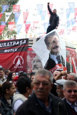 CHP Antalya İl binasına yapılan baskından görüntüler