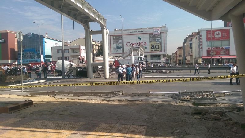 Avcılar'da E-5 üzerinde bir üst geçit çöktü