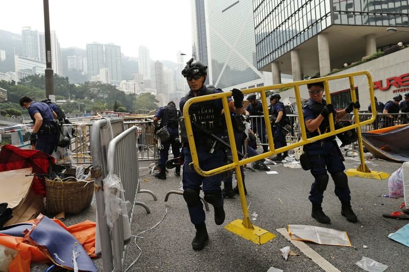 Hong Kong'da gösteri alanları boşaltıldı