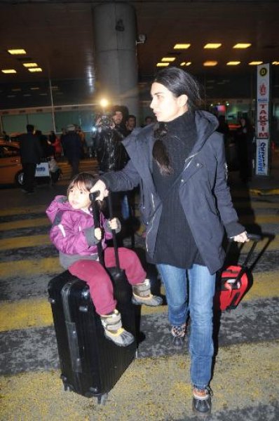 Tuba Büyüküstün ailece kahvaltıda