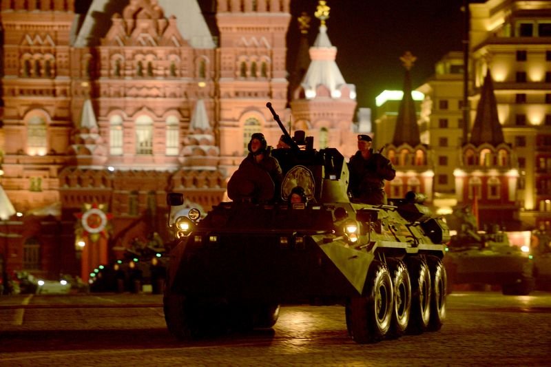 Rus tankları Kızıl Meydan'a indi