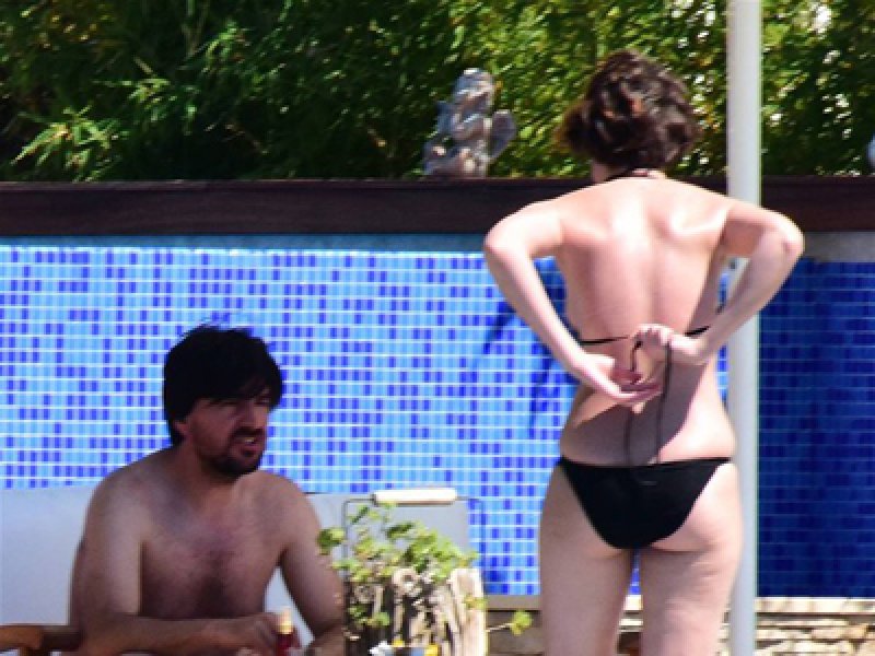 Farah Zeynep Abdullah güneşlenirken fena yakalandı