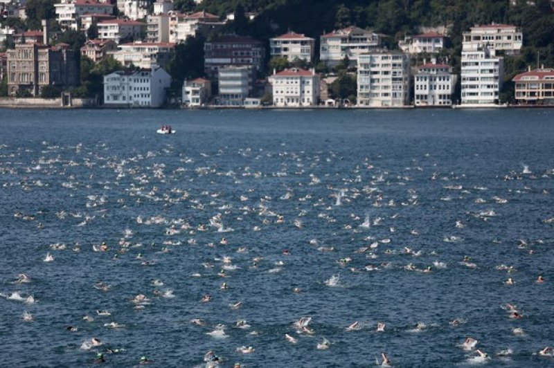 İstanbul Boğazı'nda yüzme şöleni