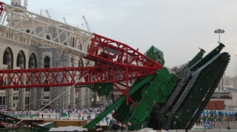 Kabe'de vinç kazası