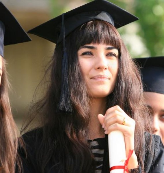 Tuba Büyüküstün çocuklarıyla okul yolunda