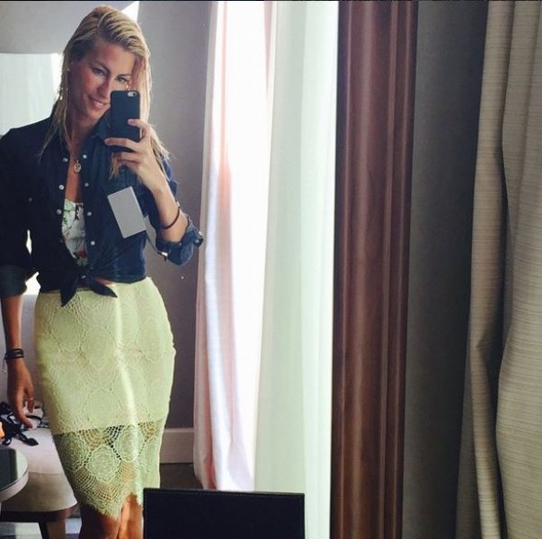 Çağla Şıkel çocuklarıyla Bebek turunda