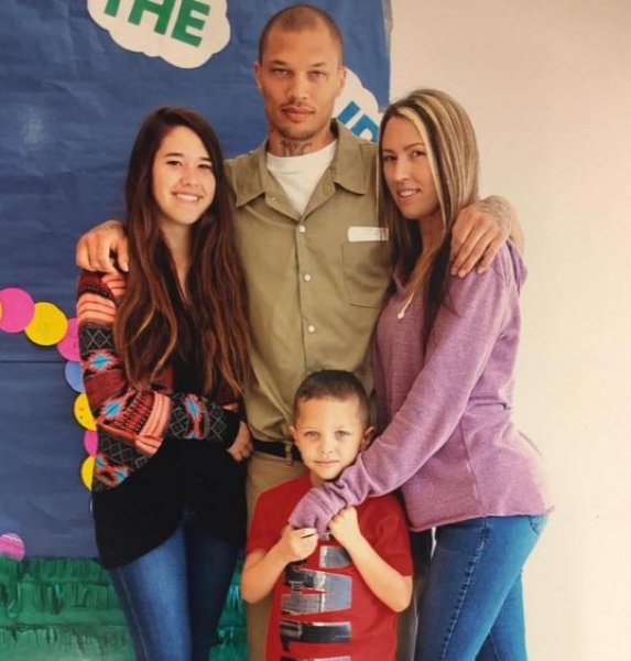 Yakışıklı mahkum Jeremy Meeks hapisten çıktı 