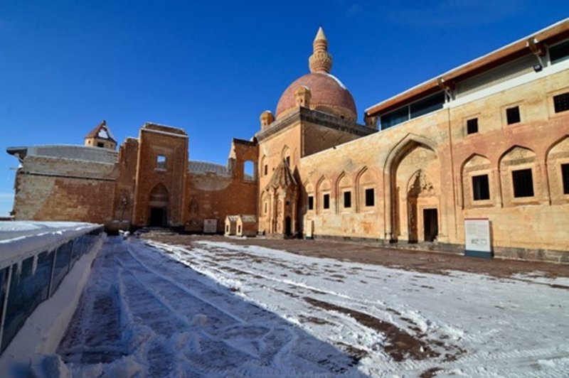 İshak Paşa Sarayı'ndan kış manzarası 