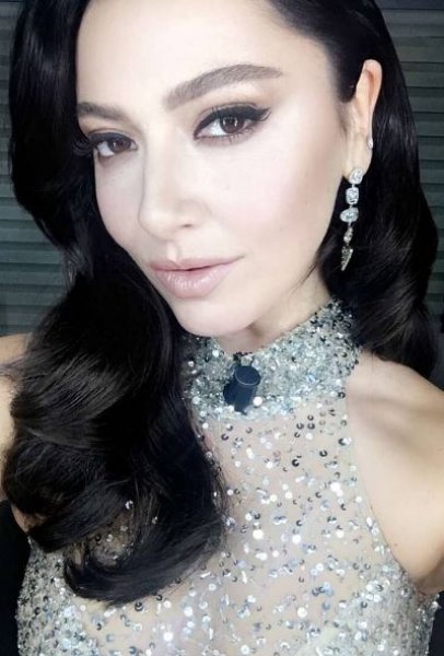 Dubai'ye giden Hadise çarşafa girdi 