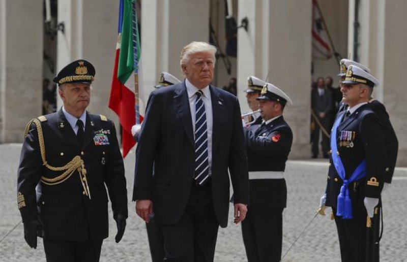 Arabistan'da başını açan First Lady  Vatikan'da kapattı