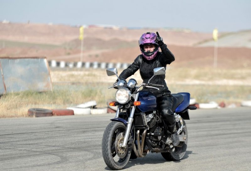 İranlı kadın motosikletçi yasakların kalkmasını istiyor