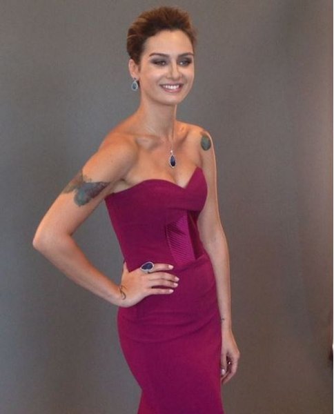 Birce Akalay alyans taktı 