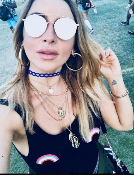 Almanya'da konser veren Hadise tek çizmeyle sahneye çıktı 