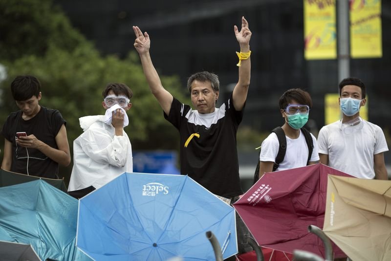 Hong Kong'da halk demokrasi için sokağa döküldü