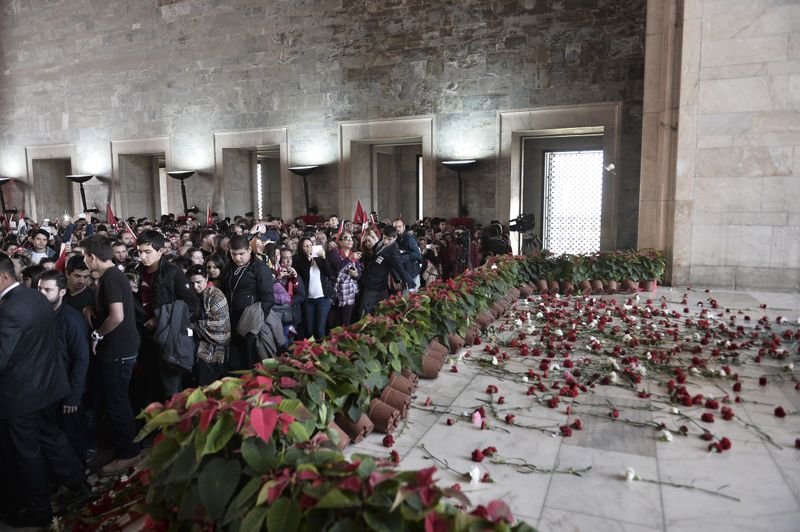 On binler Anıtkabir'e akın etti