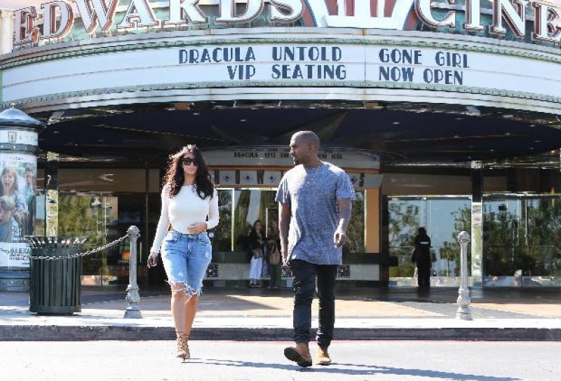 Kim Kardashian'ın abartılı sırt dekoltesi 