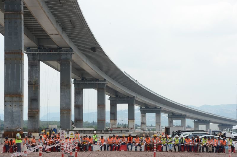 İzmit Körfez Geçiş Köprüsü'nün en ağır tabliyesi yerleştiriliyor