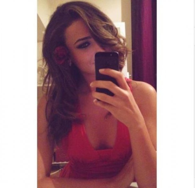 Şafak Sezer: Açalya bacaklarını yanlara doğru açıyor