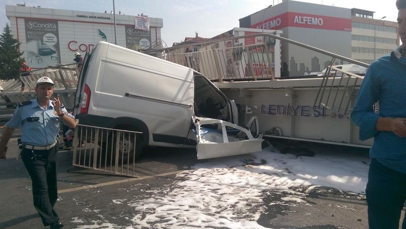 Avcılar'da E-5 üzerinde bir üst geçit çöktü