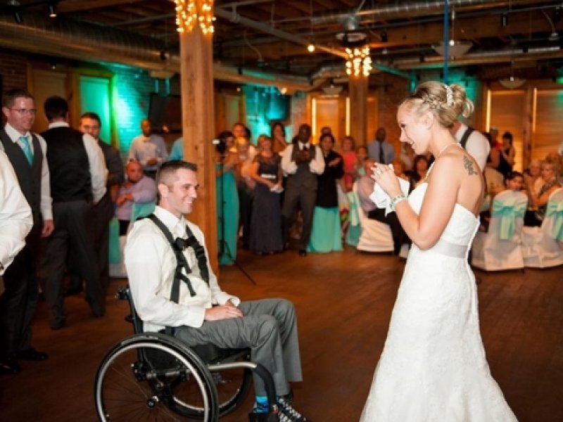 Belden aşağısı felç olan damattan geline güzel sürpriz