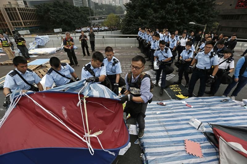 Hong Kong'da gösteri alanları boşaltıldı