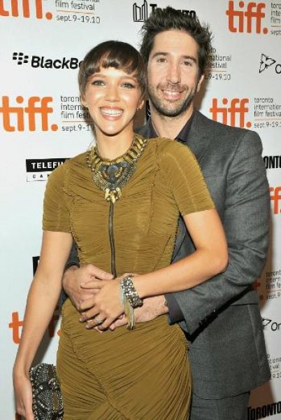 Aşkın yaşı yoktur dedirten ünlü çiftler 