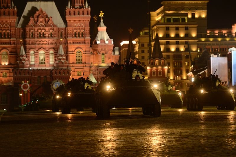Rus tankları Kızıl Meydan'a indi