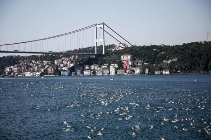 İstanbul Boğazı'nda yüzme şöleni
