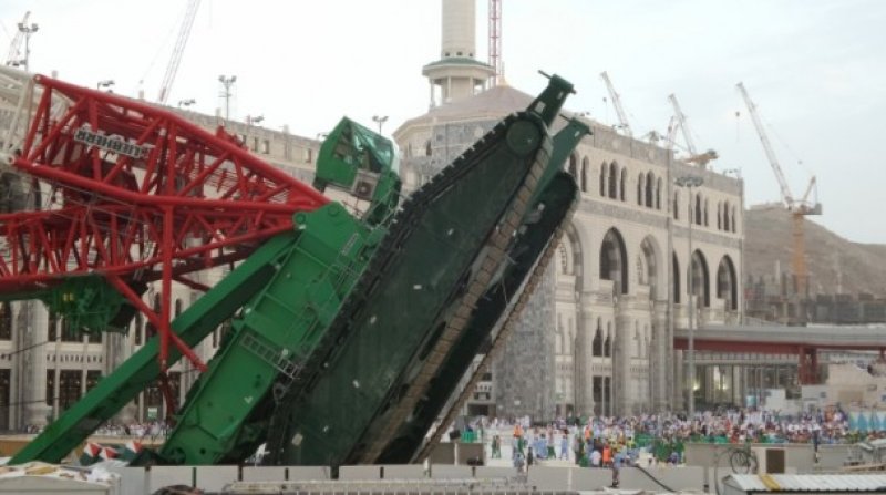 Kabe'de vinç kazası