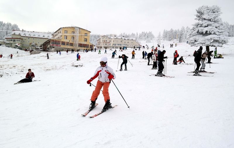 Uludağ'da pistler acemi kayakçılarla doldu