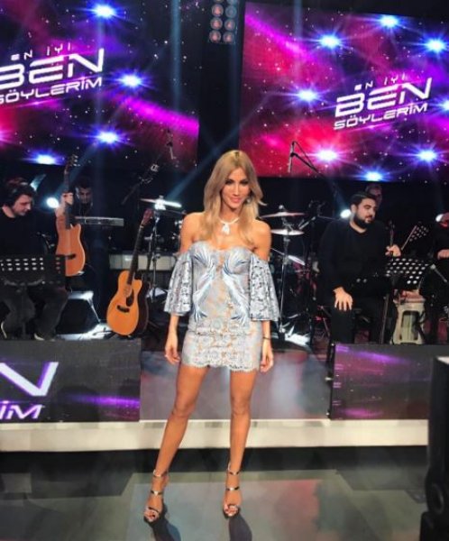 Çağla Şıkel genç mankenlere taş çıkarıyor 