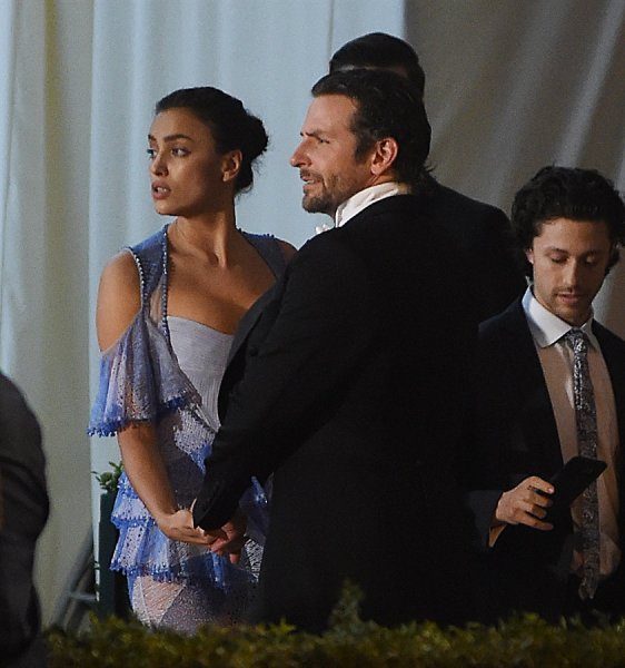 Ünlü model Irina Shayk bebeği ile yürüyüşe çıktı