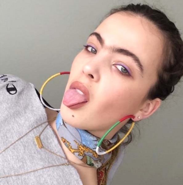 Sosyal medyanın tek kaşlı modeline teklif yağıyor 