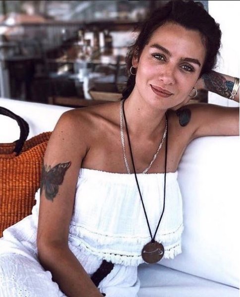 Birce Akalay alyans taktı 