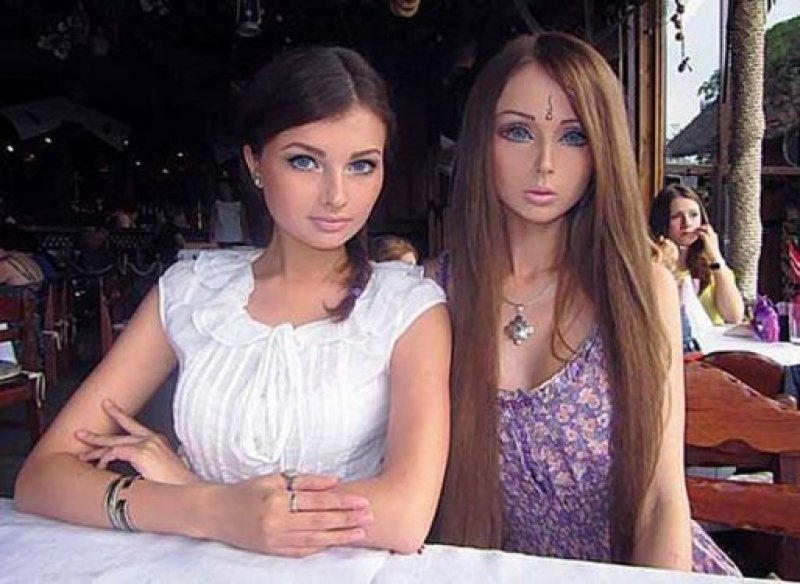 Barbie bebek  Valeria Lukyanova saldırıya uğradı