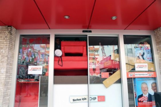CHP Antalya İl binasına yapılan baskından görüntüler