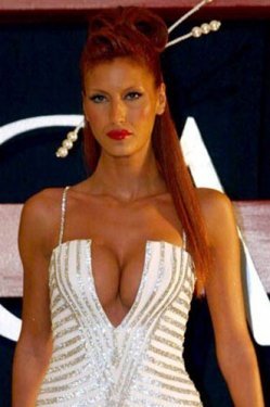 Çağla Şikel zamana meydan okuyan ünlülerden