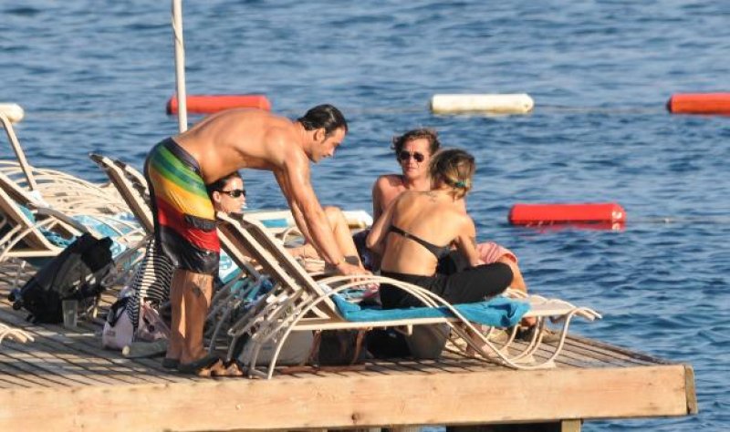 Ünlü çiftin romantik anları objektiflere takıldı 