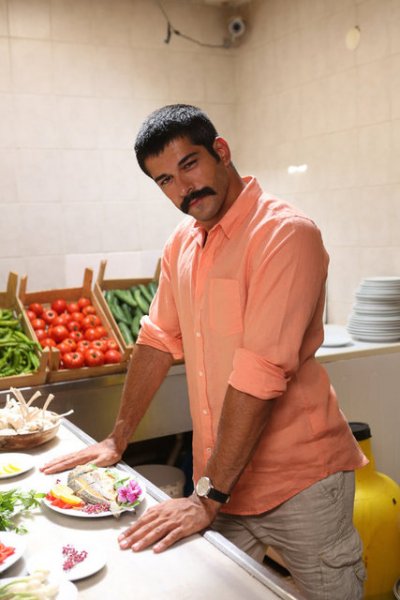 Burak Özçivit film setinde zatürre oldu