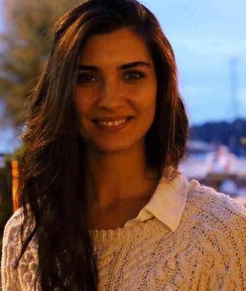 Güzel oyuncu Tuba Büyüküstün'ün takipçileri artıyor 