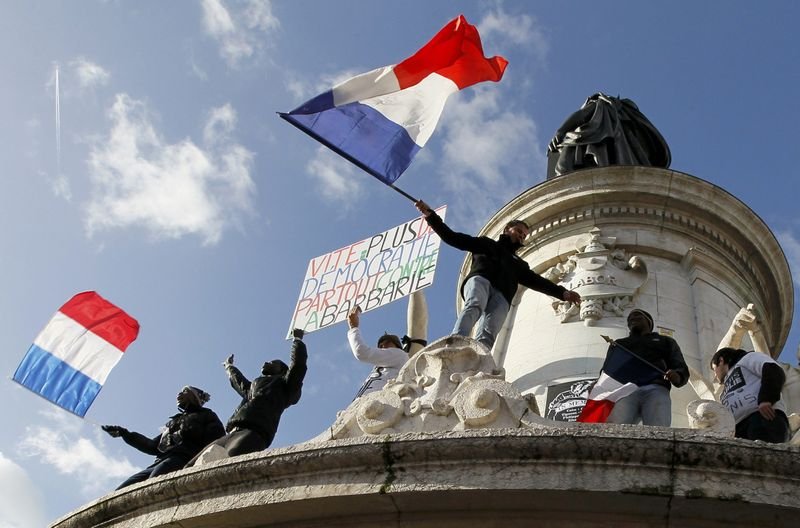 Paris'te binlerce kişi teröre karşı toplandı