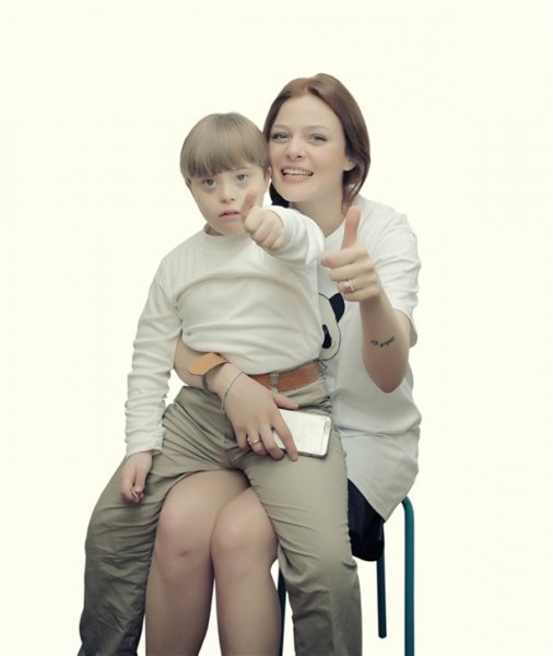 Ünlüler down sendromlu çocuklar için objetif karşısına geçti