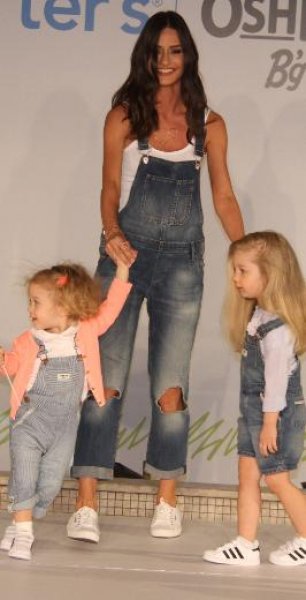 Yasemin Ergene çocuklarıyla podyumda